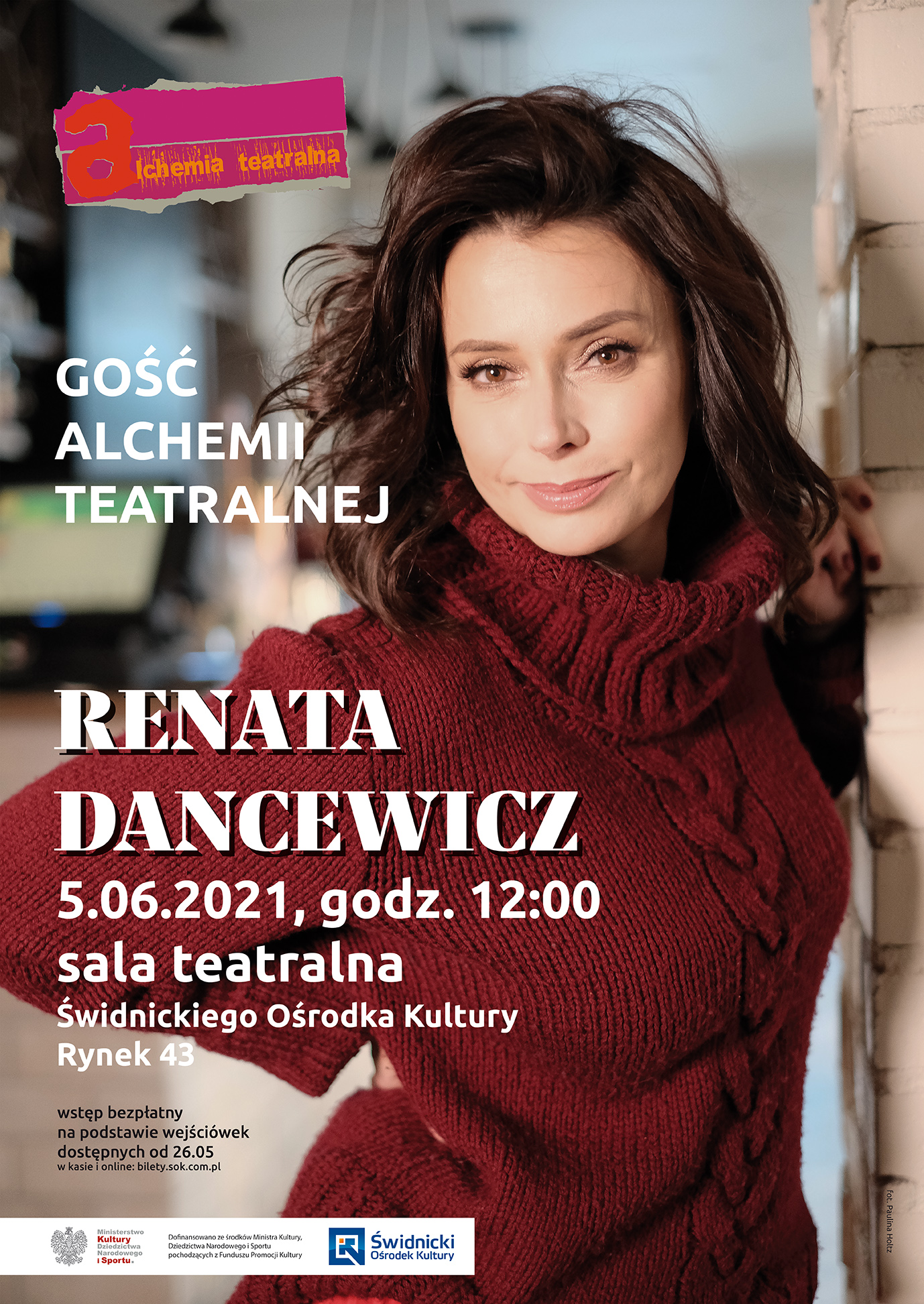 Aktorka Renata Dancewicz w bordowym sweterku z golfem