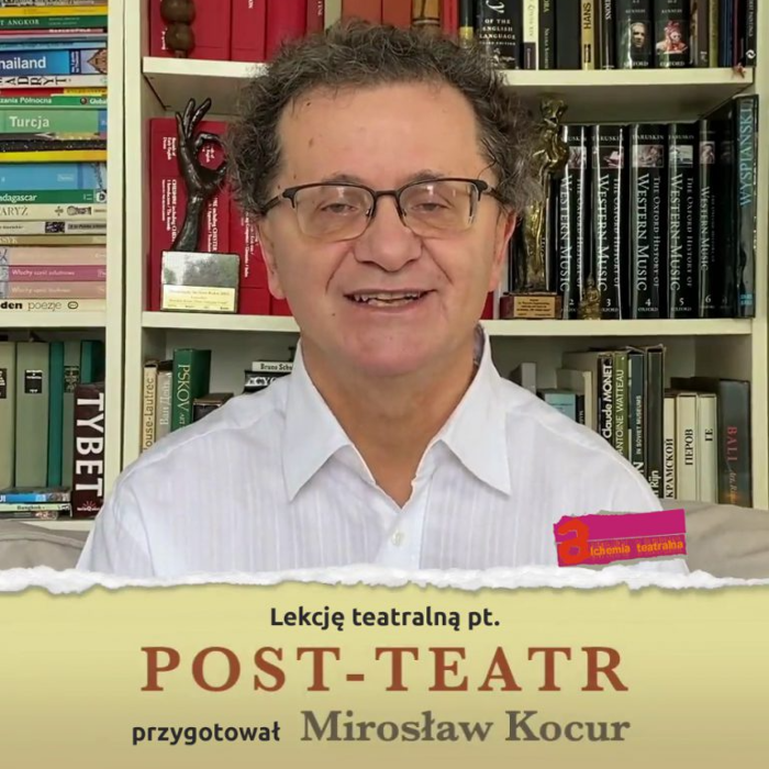 Profesor Mirosław Kocura na tle domowej biblioteczki