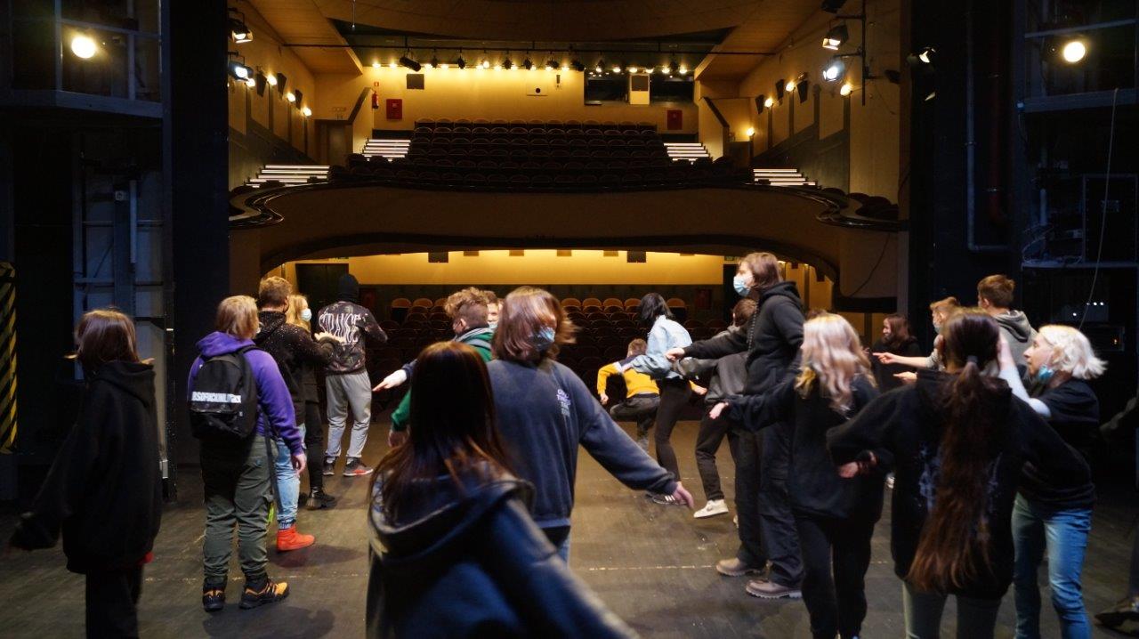 zajęcia na scenie teatralnej