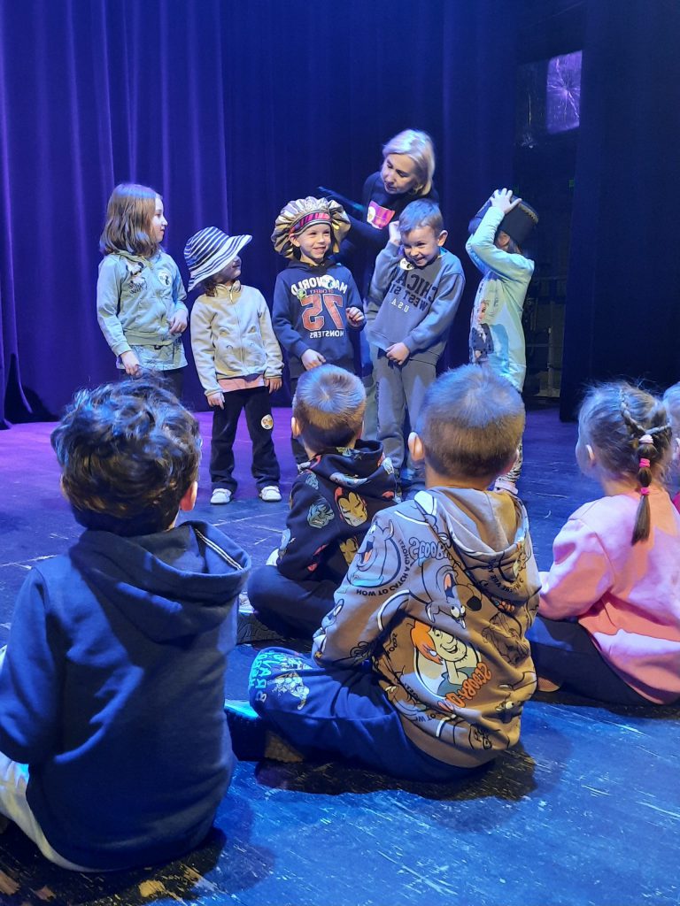 dzieci na scenie 